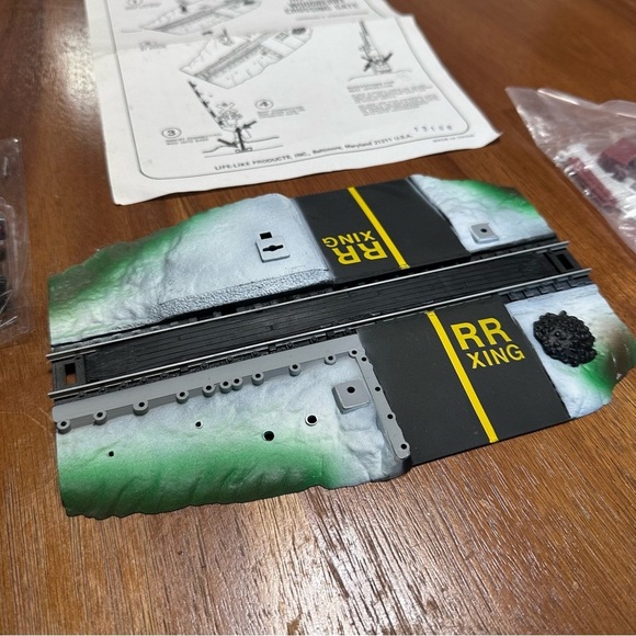 NEW w/o Box Life Like Trains Woodberry Crossing Gate 8209 HO Scale - Picture 2 of 9